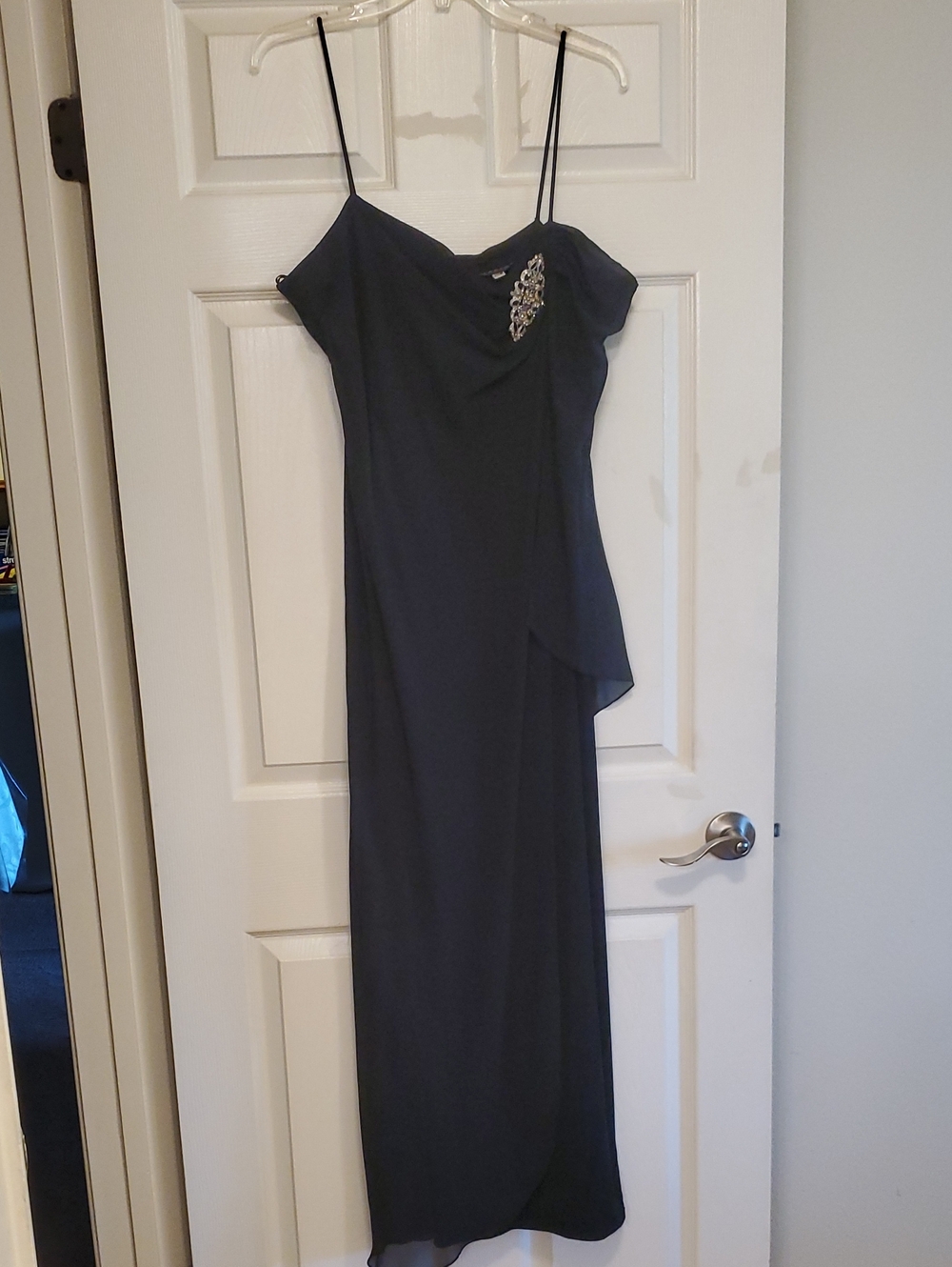 Elegant Black Spaghetti-Strap Evening Dress with Brooch Detail
